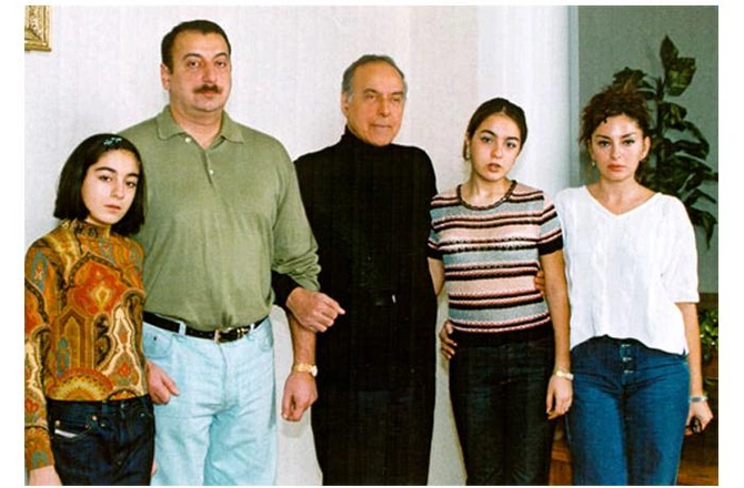 Heydər Əliyevin anadan olmasının 98-ci ildönümüdür — FOTOLAR