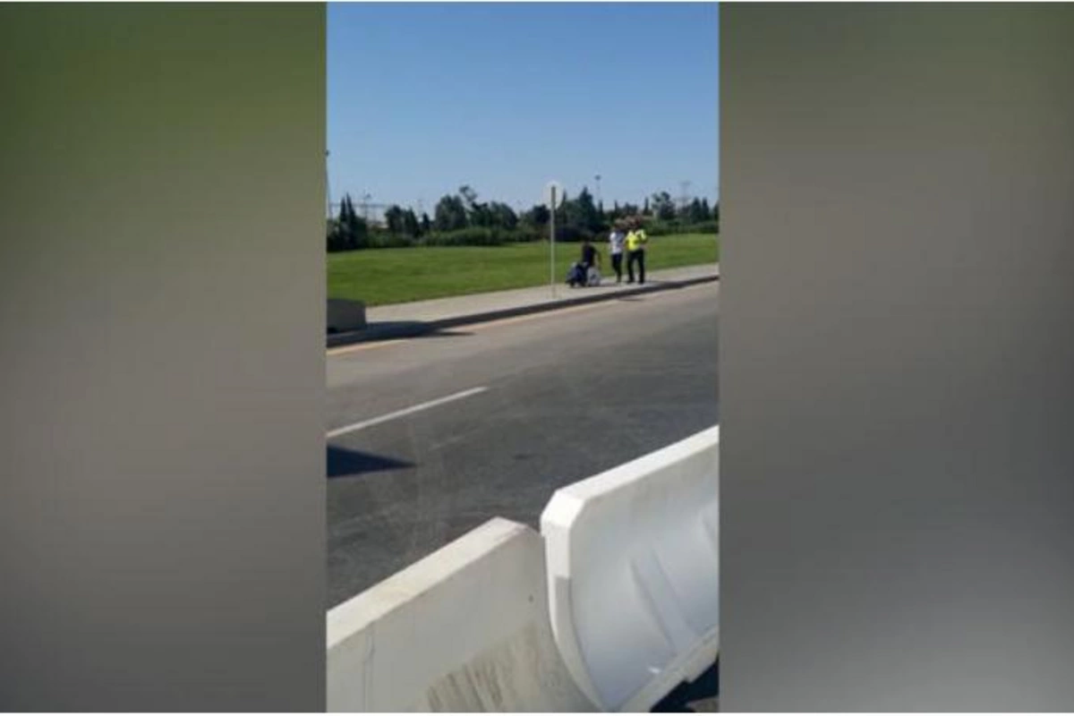 Polis əməkdaşları stadiona gələn əlilliyi olan şəxsə köməklik göstərib — VİDEO