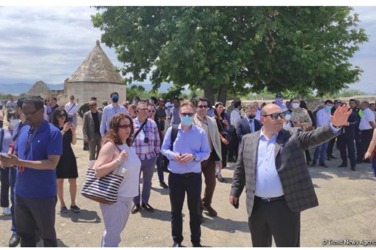 Xarici diplomatlar ermənilər tərəfindən dağıdılmış İmarət kompleksinə baş çəkdi — FOTO