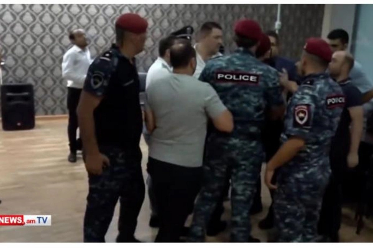 Paşinyanın partiya yoldaşlarıyla tərəfdarları arasında dava — VİDEO