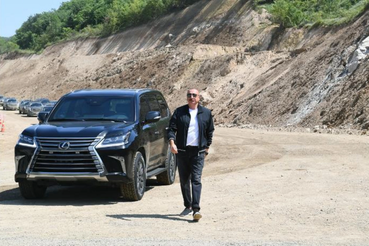 Dövlət başçısı Zəfər yolu üzərindəki körpünün inşası ilə tanış oldu — YENİLƏNİB
