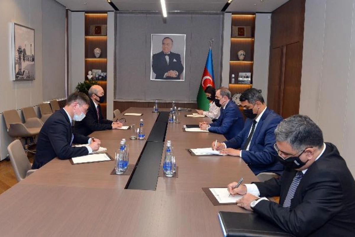 Səfir Ceyhun Bayramovu ölkəsinə dəvət etdi