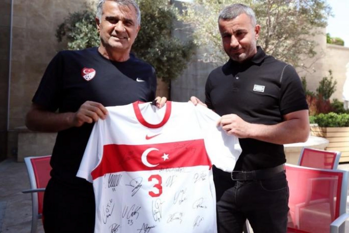 Şenol Güneş Qurban Qurbanova forma hədiyyə etdi — FOTOLAR
