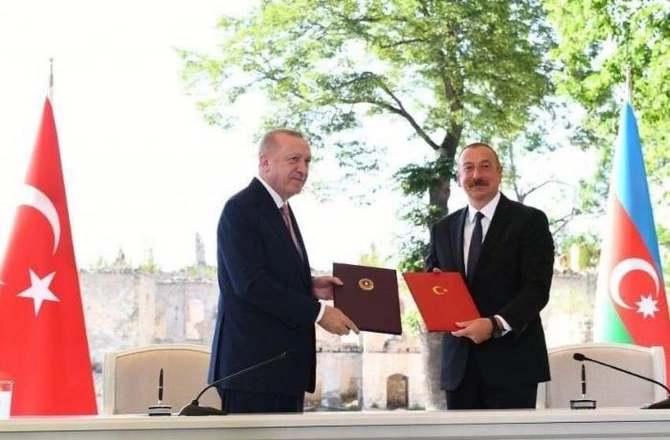 Prezidentin portretinə ştrixlər