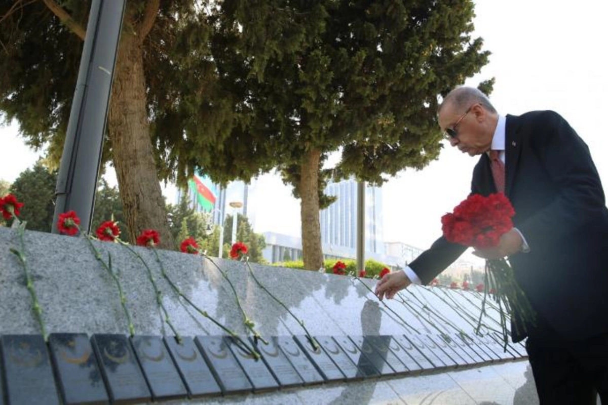 Ərdoğan Bakıda Türk şəhidliyini ziyarət etdi — FOTO
