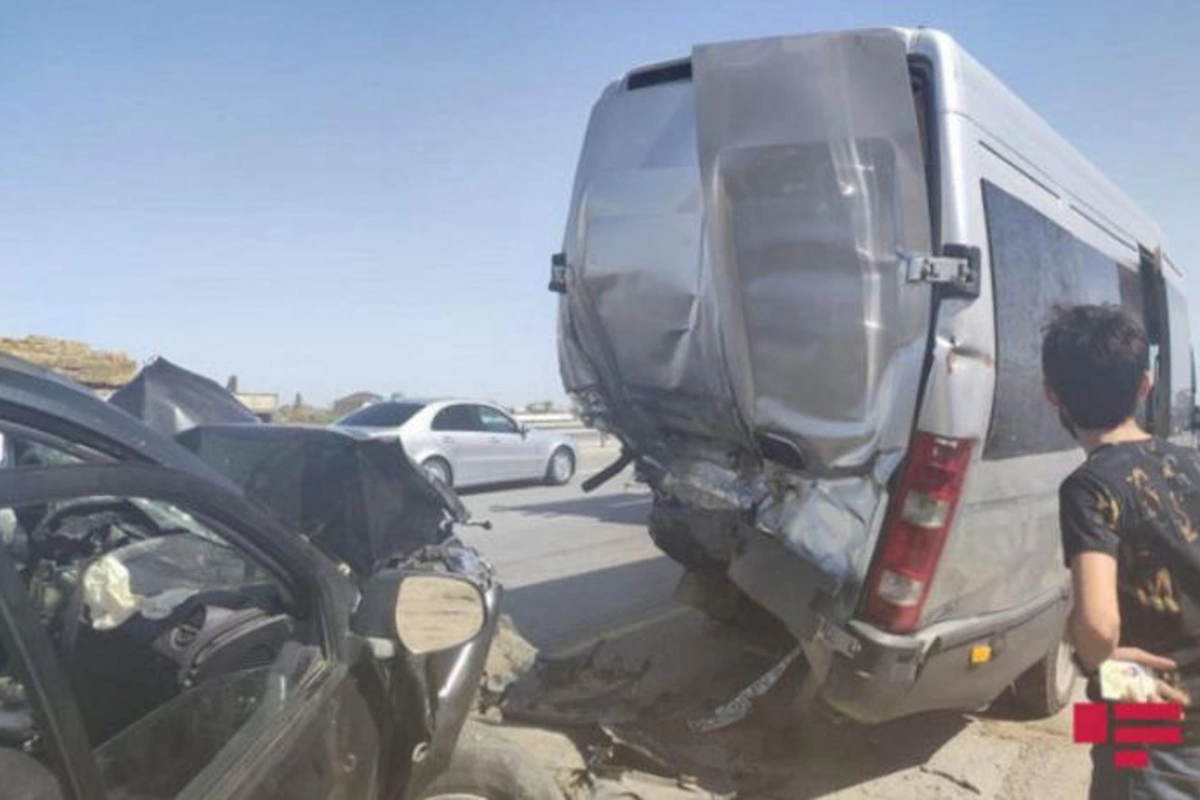 Bakıda mikroavtobus qəzaya uğradı — xəsarət alanlar var (FOTO)