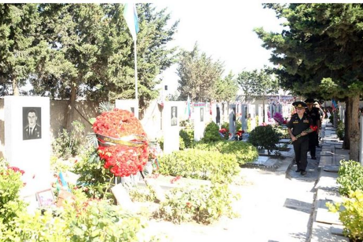 Müdafiə Nazirliyinin nümayəndə heyəti Mübariz İbrahimovun məzarını ziyarət etdi — FOTOLAR