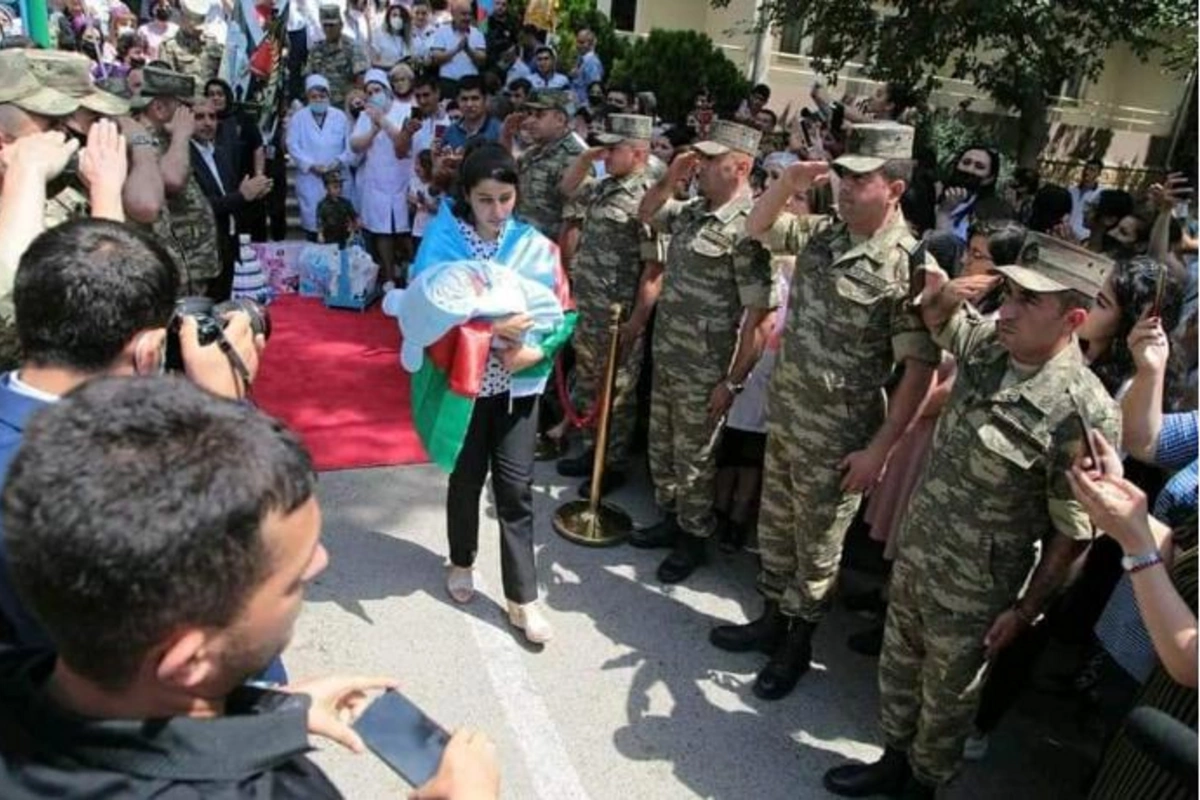 Şəhid zabitimizin yeni doğulan övladı belə qarşılandı — FOTOLAR