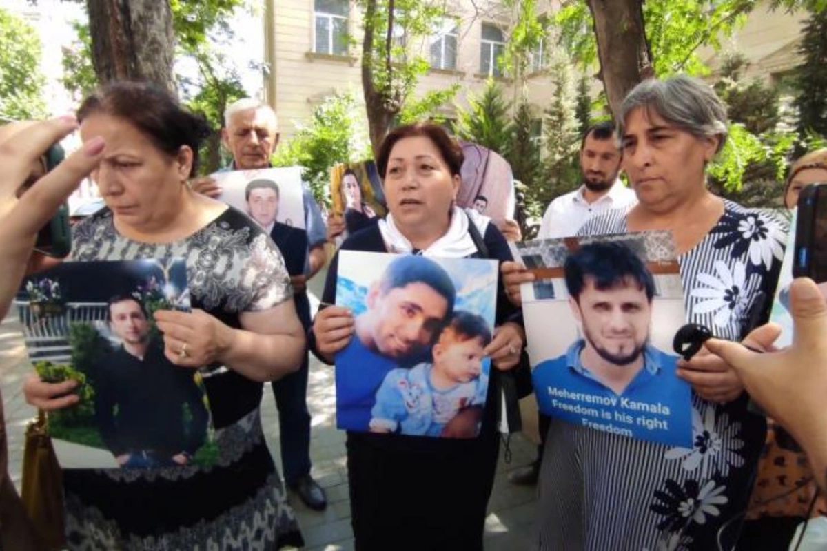 “Gəncə işi” üzrə həbs olunanların yaxınları etiraz aksiyası keçirdi