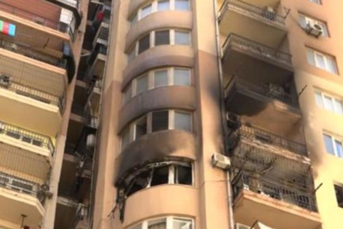 Bakıda yaşayış binası yanır