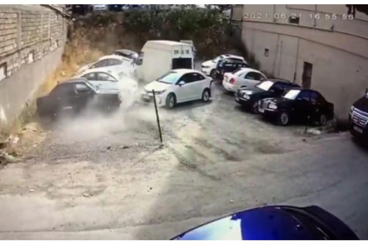 Bakıda sürücü əyləclə qazı səhv saldı — VİDEO