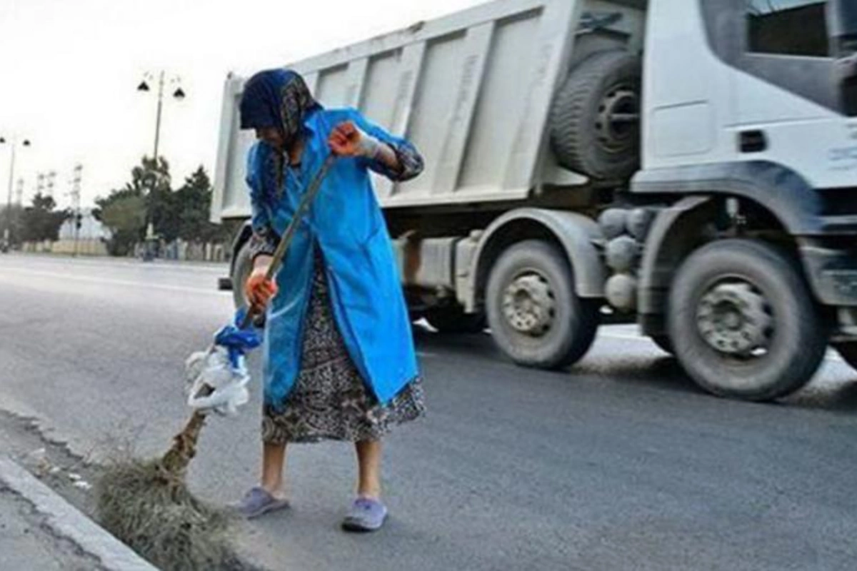 Bakıda süpürgəçi qadını maşın vurdu
