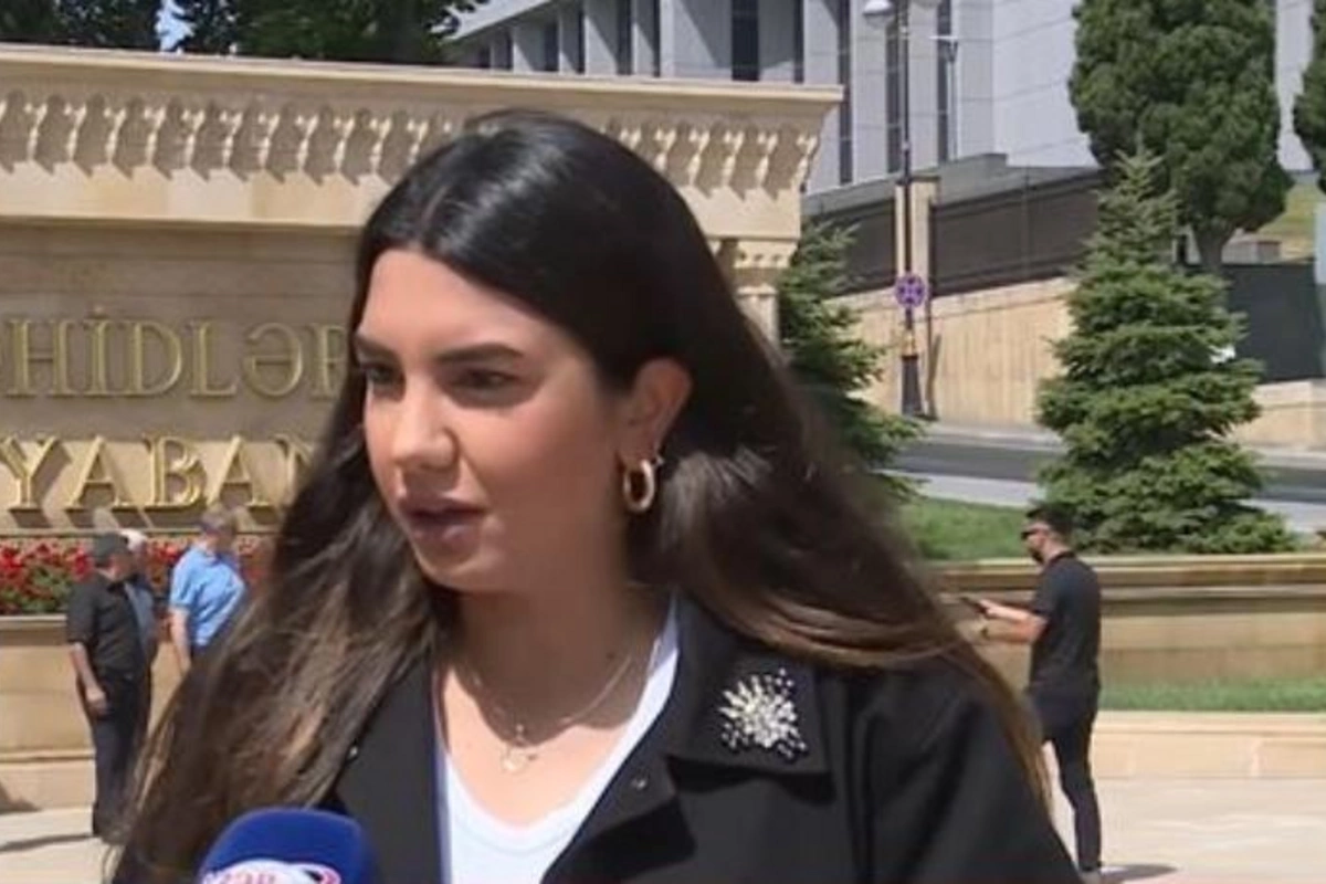 Fulya Öztürk “Zəfər” yarmarkasında — FOTO