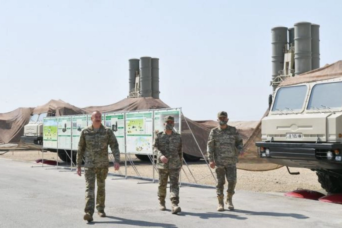 İlham Əliyev S-300 PMU-2 “Favorit” Zenit Raket Komplekslərinin start mövqeyinə baş çəkdi — FOTOLAR