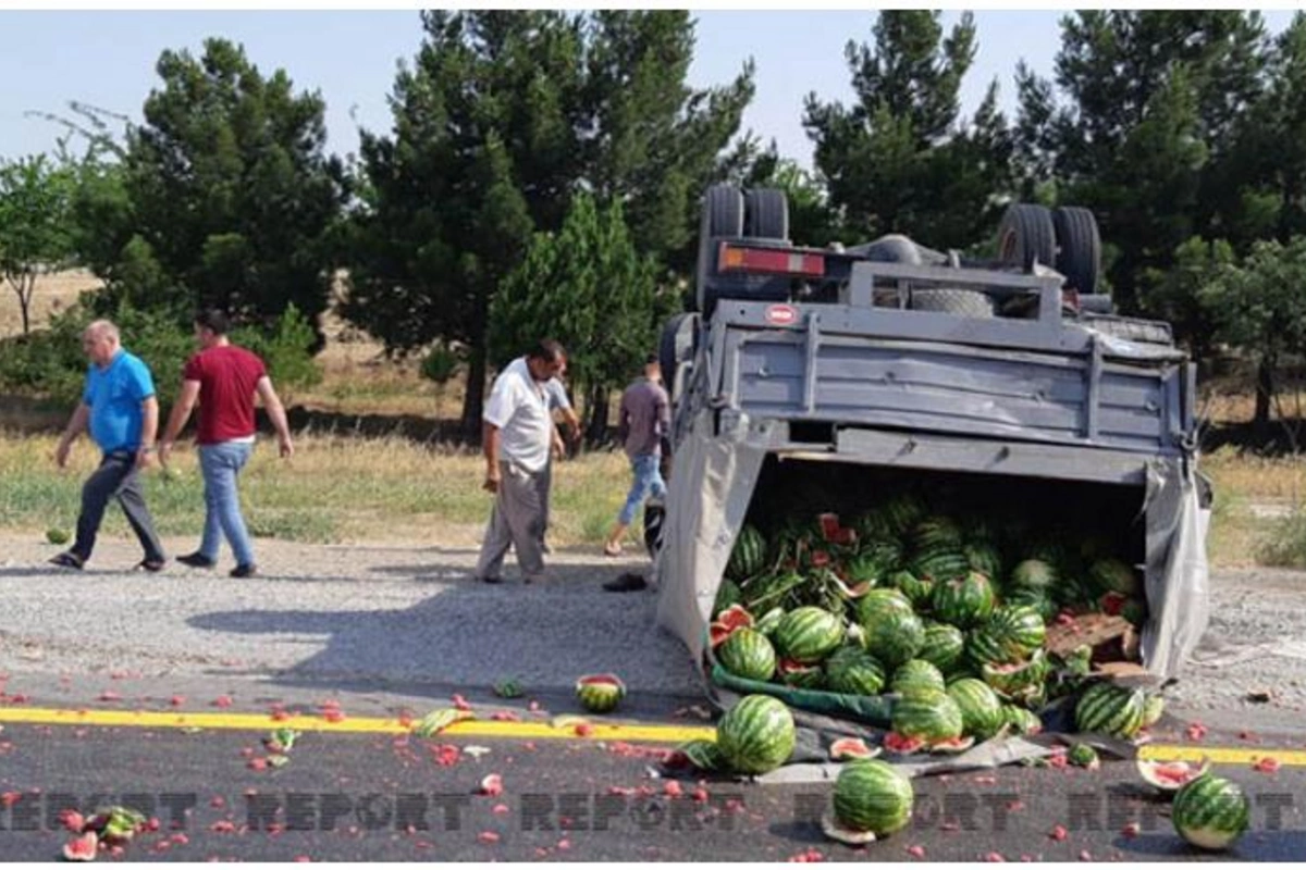Yük maşınları toqquşdu, qarpızlar yola dağıldı