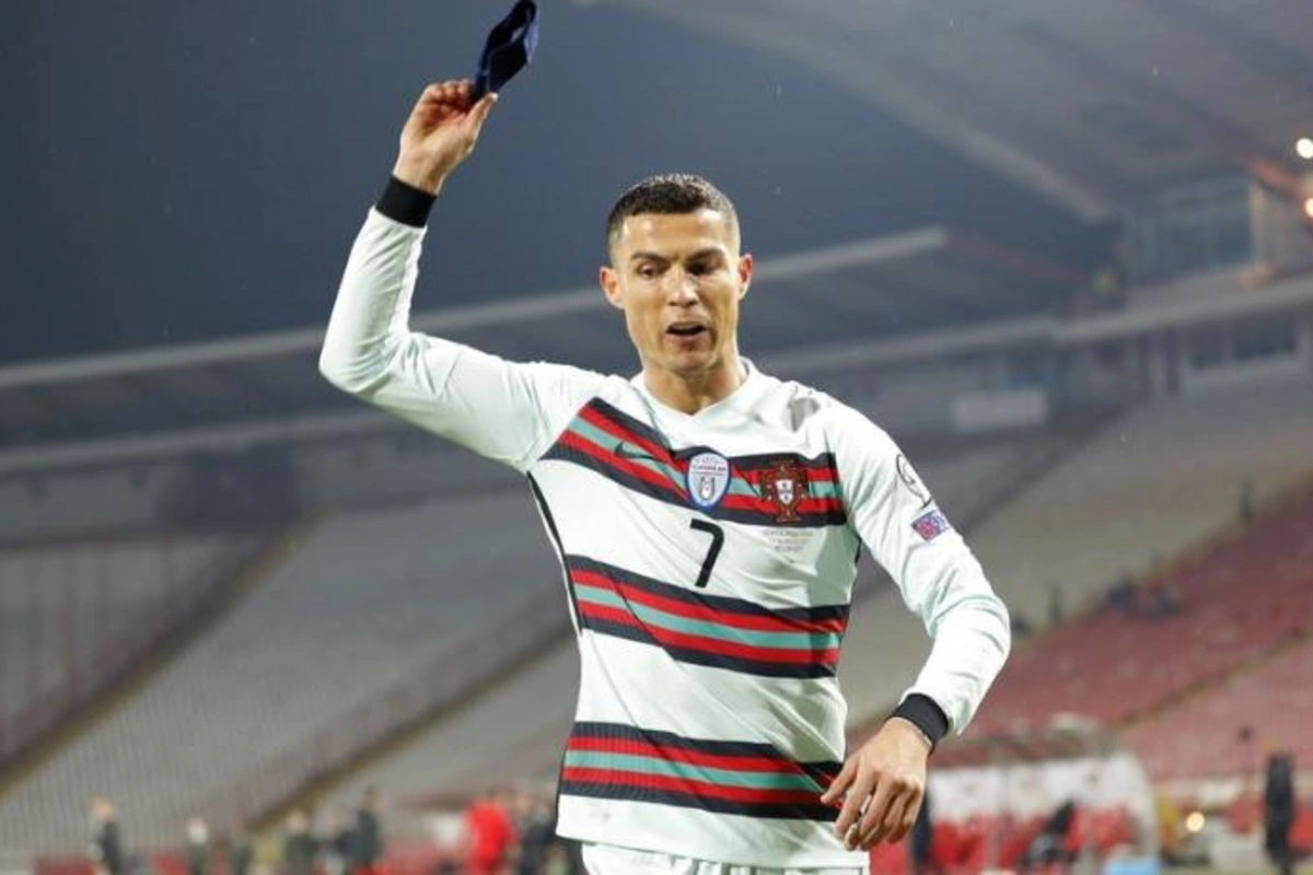 Ronaldo yenə kapitan sarğısını yerə atdı