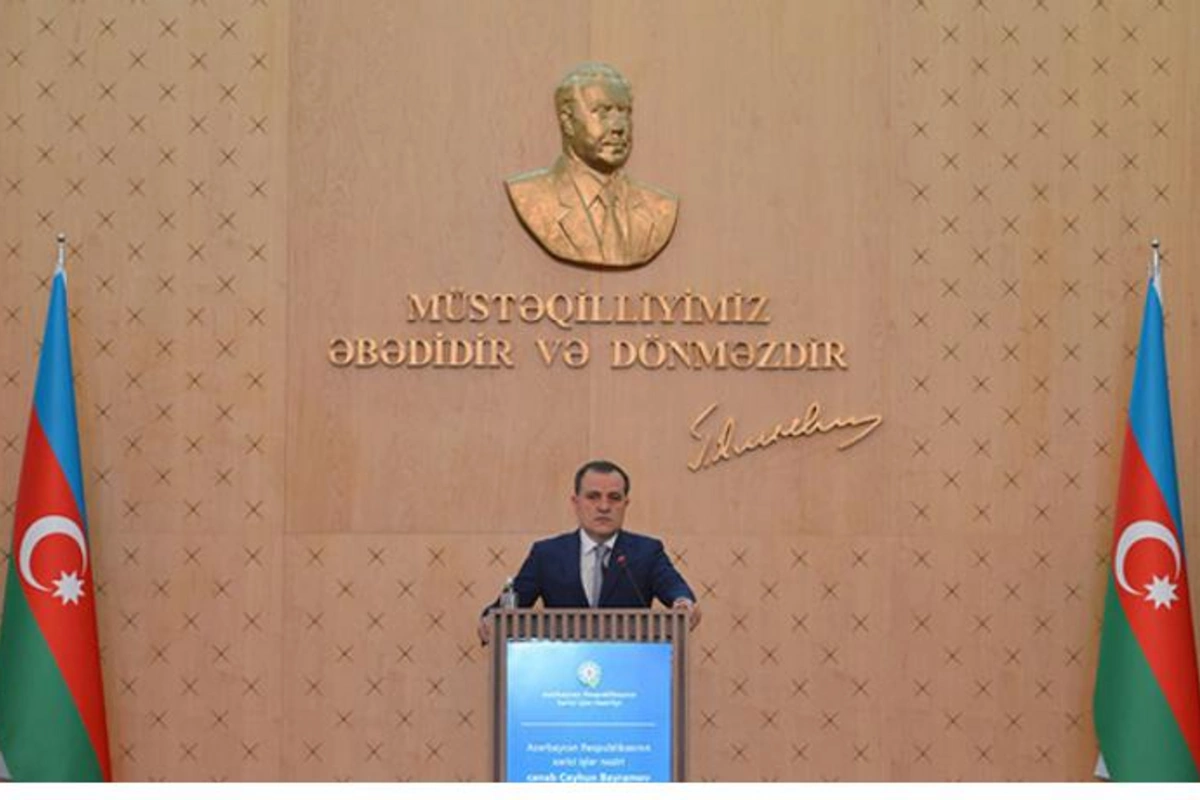 Ceyhun Bayramov xarici ezamiyyətə gedən diplomatlarla görüşdü — FOTOLAR