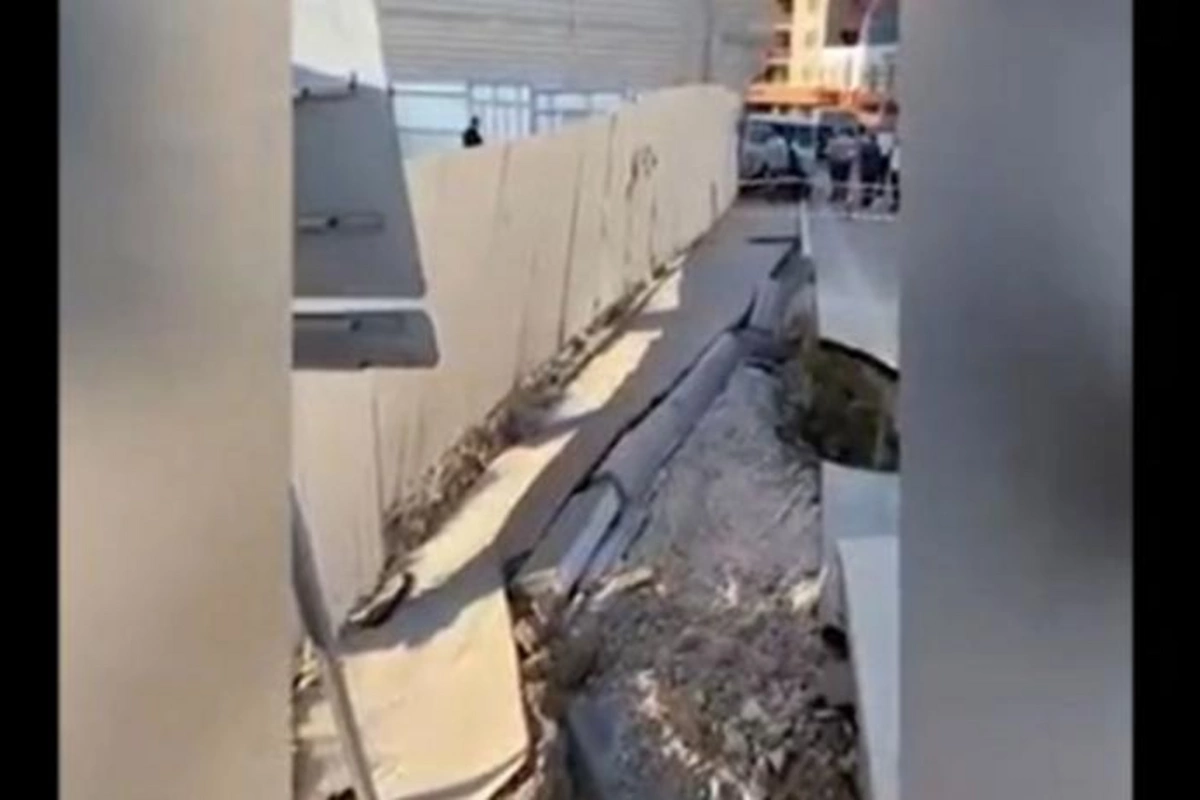 Bakıda yol çökdü, qaz kəməri deformasiyaya uğradı — VİDEO