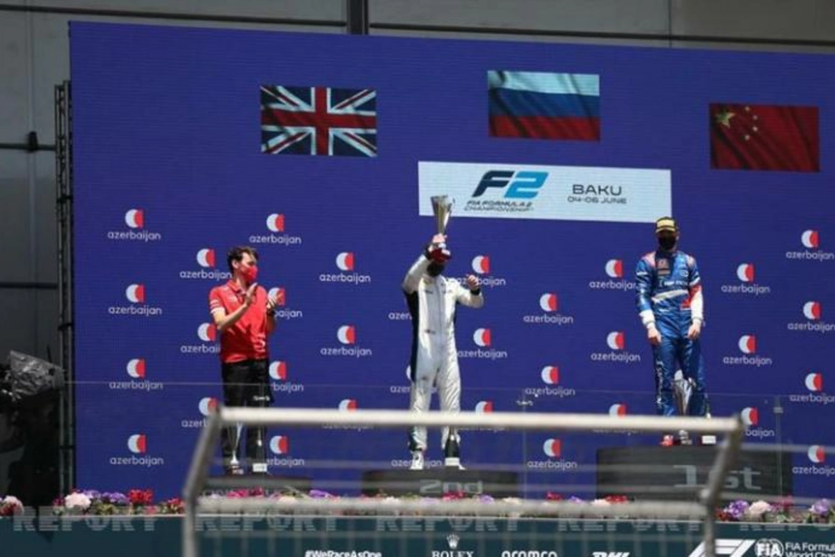 Formula 2: Bakıda ilk sprint yarışının qalibləri mükafatlandırıldı — YENİLƏNİB