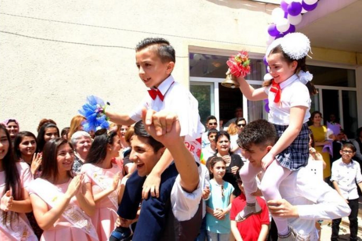 Bu gün məktəblərdə Son zəngdir