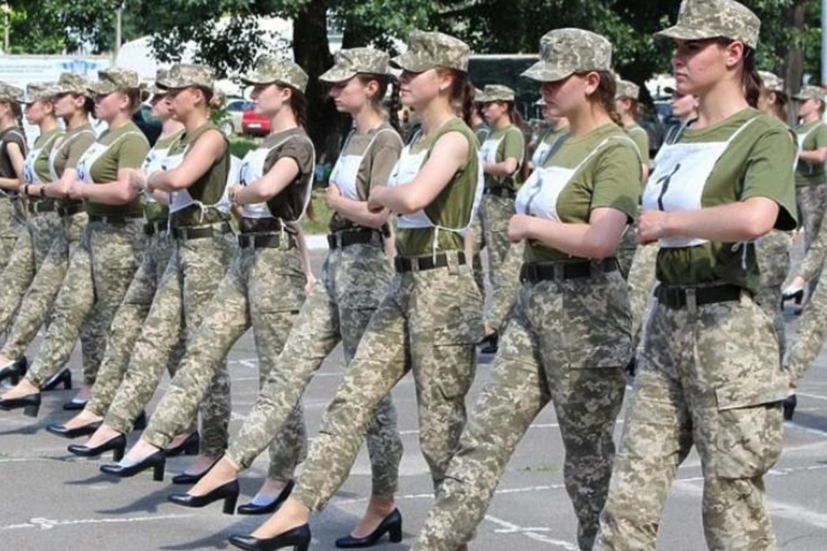 Ukraynanın hərbçi gözəllərinin dikdaban ayaqqabıları qalmaqala səbəb oldu — FOTOLAR