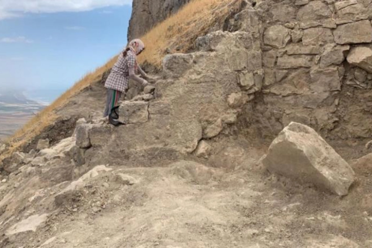 Beşbarmaqda peyğəmbər möhürü olan qəbir daşı tapıldı — ÖZƏL FOTOLAR