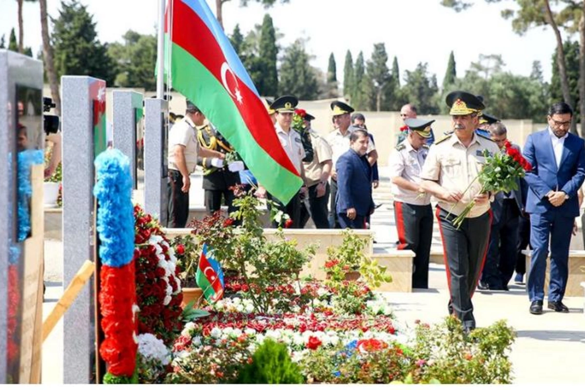Müdafiə Nazirliyinin rəhbərliyi İkinci Şəhidlər xiyabanını ziyarət etdi — FOTOLAR