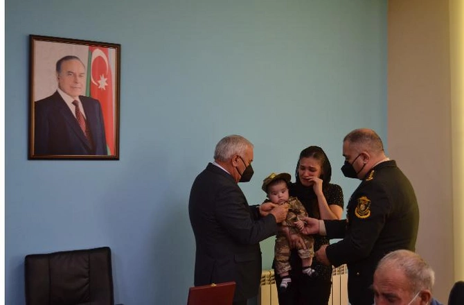 Füzulidə şəhid ailələrinə orden və medallar təqdim edildi — FOTOLAR