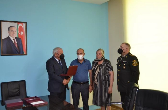 Füzulidə şəhid ailələrinə orden və medallar təqdim edildi — FOTOLAR