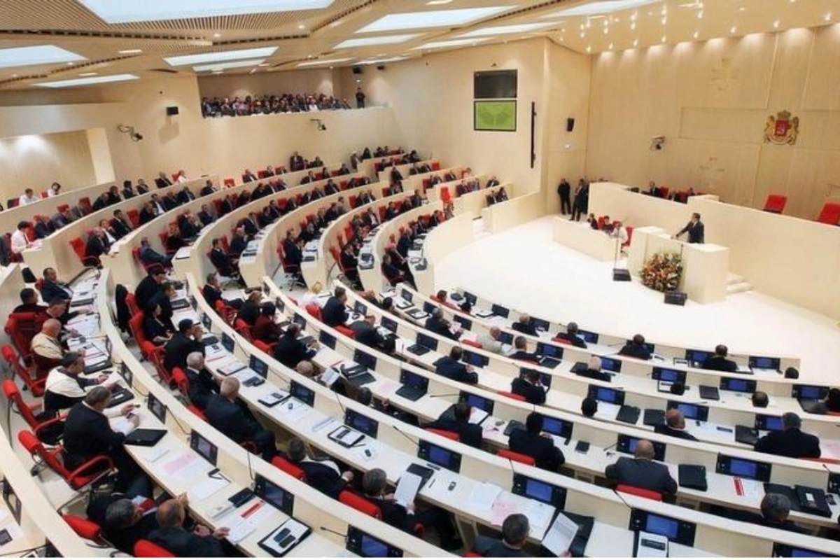 Gürcüstan parlamentində insident baş verib