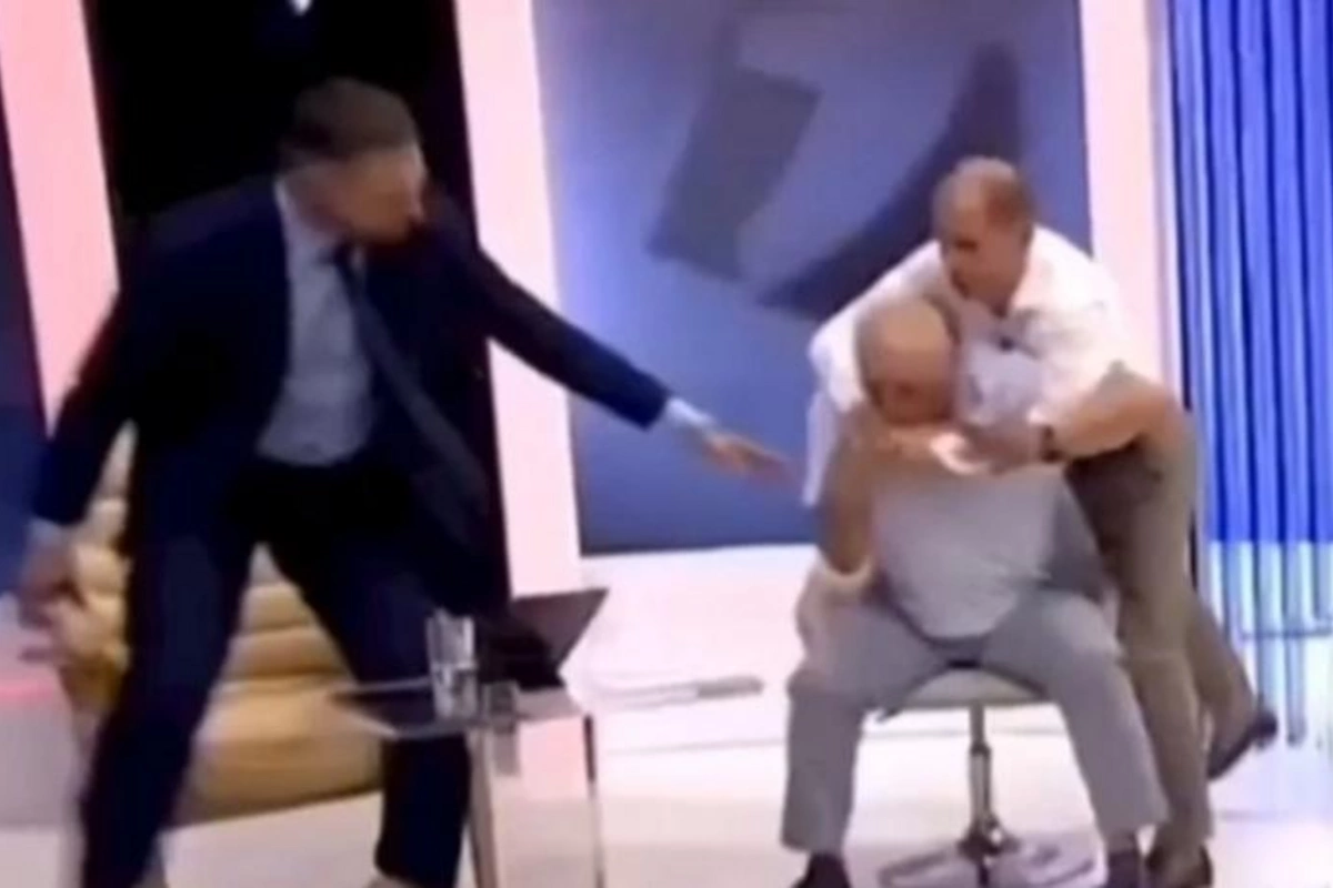 Sabiq nazir müavini canlı yayımda döyüldü — VİDEO