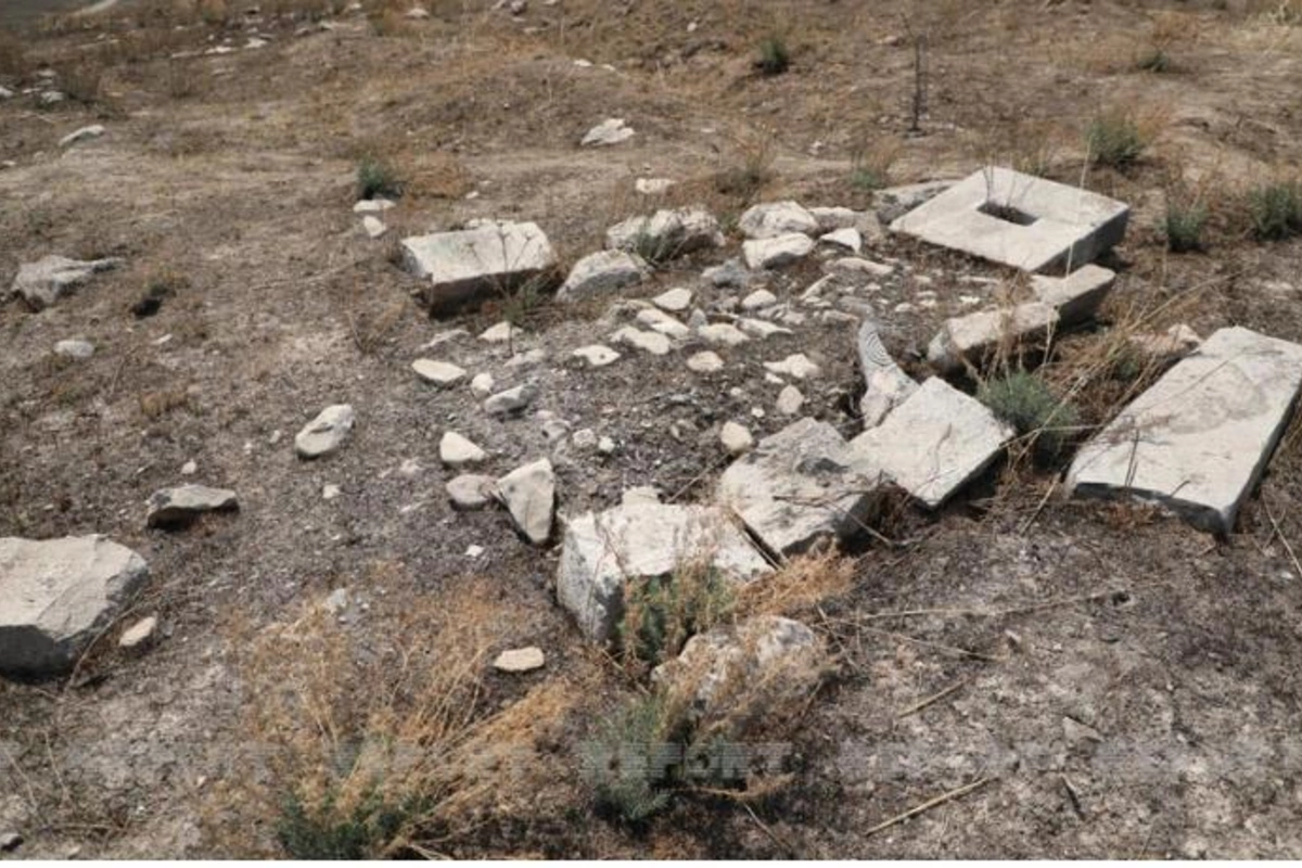 Xarici jurnalistlər Cəbrayılda ermənilər tərəfindən dağıdılmış qəbiristanlıqda oldular — FOTOLAR