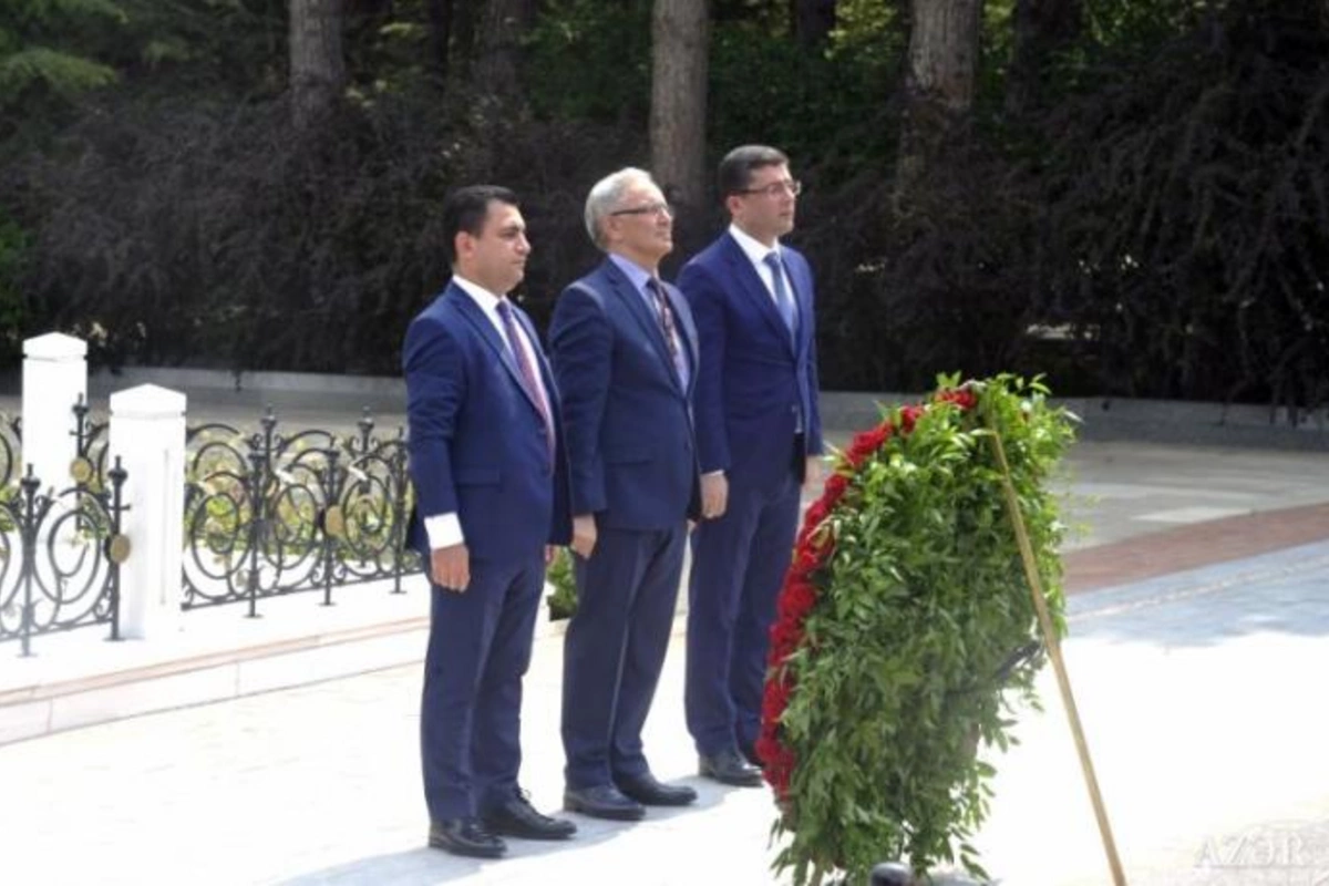 Azərbaycan mətbuatının nümayəndələri Heydər Əliyevin məzarını ziyarət etdilər — FOTOLAR