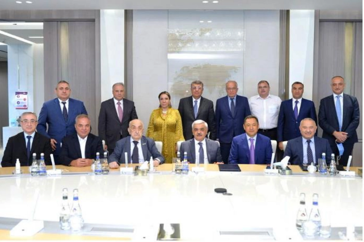 Rövnəq Abdullayev işdən azad edilmiş vitse-prezidentlərlə vida görüşü keçirdi