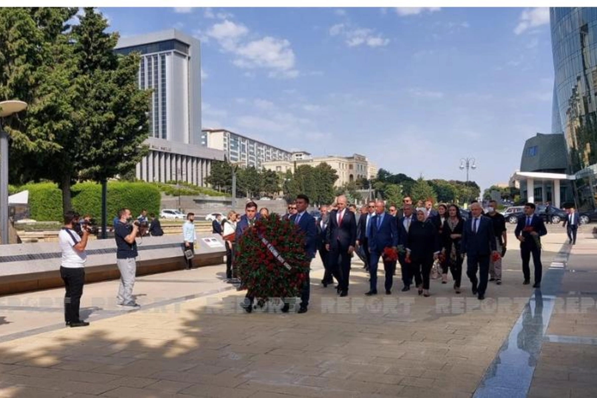 AKP nümayəndə heyəti Şəhidlər xiyabanını ziyarət etdi