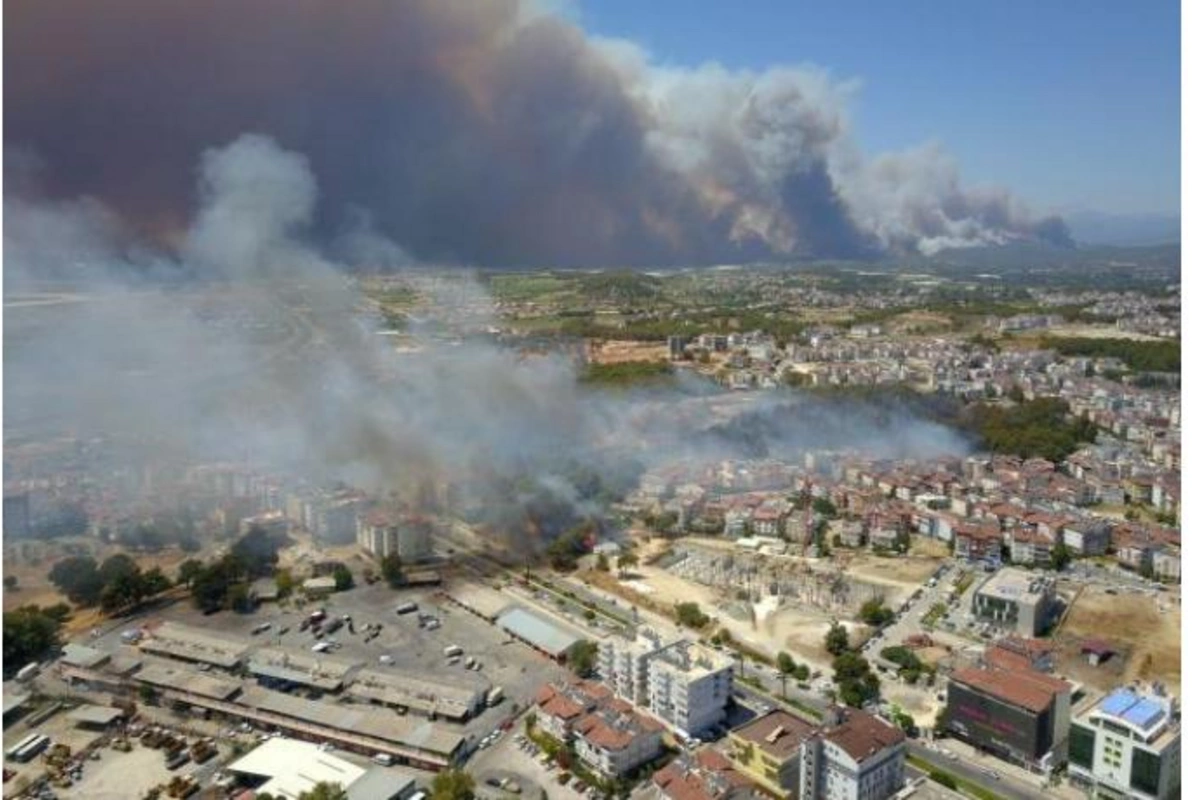 Antalyada yanğına görə xəstəxana və evlər boşaldılır — FOTOLAR