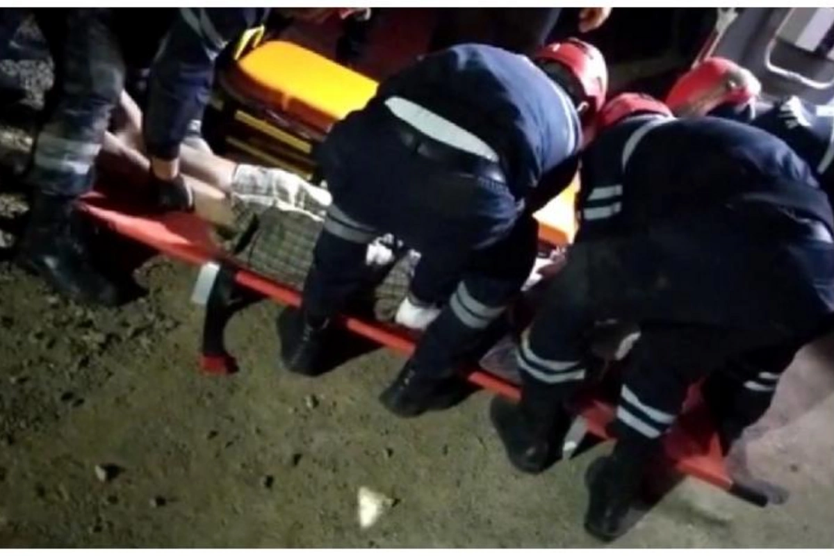 Bakıda külək evin damını uçurdu — Dağıntılardan bir nəfər çıxarıldı (VİDEO)