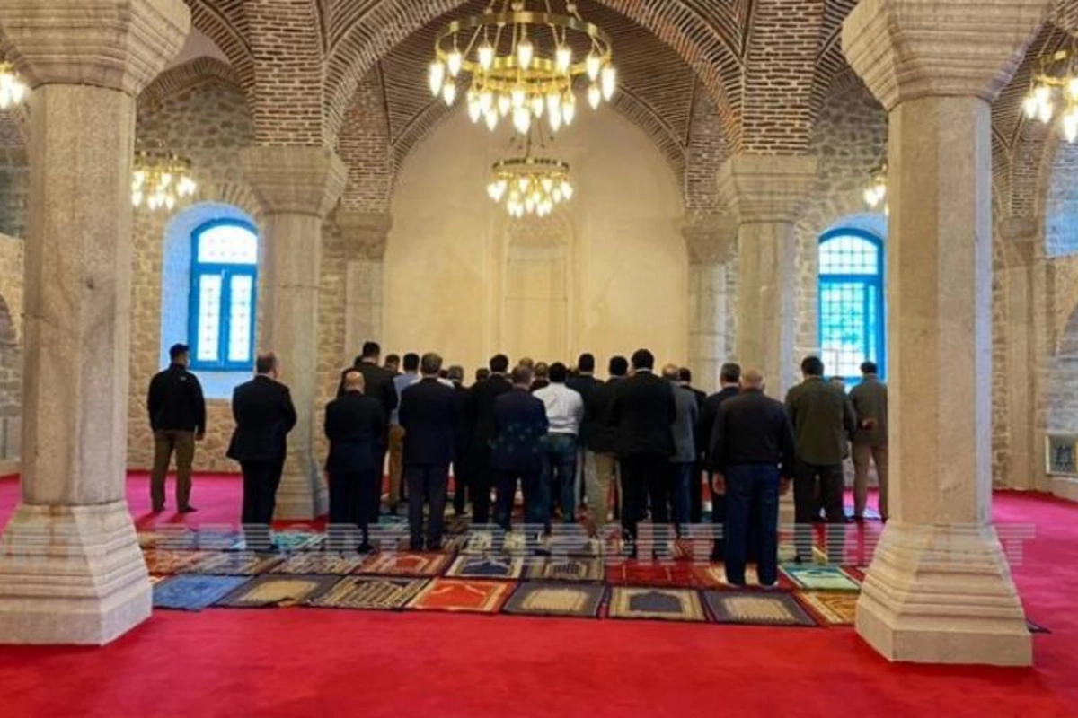 Türkiyə və Pakistan parlamentlərinin sədrləri Şuşa məscidində namaz qıldılar — FOTOLAR