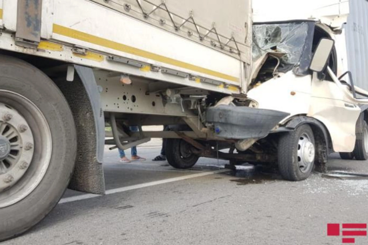 Bakı-Qazax yolunda iki yük maşını toqquşub, xəsarət alan var — FOTO