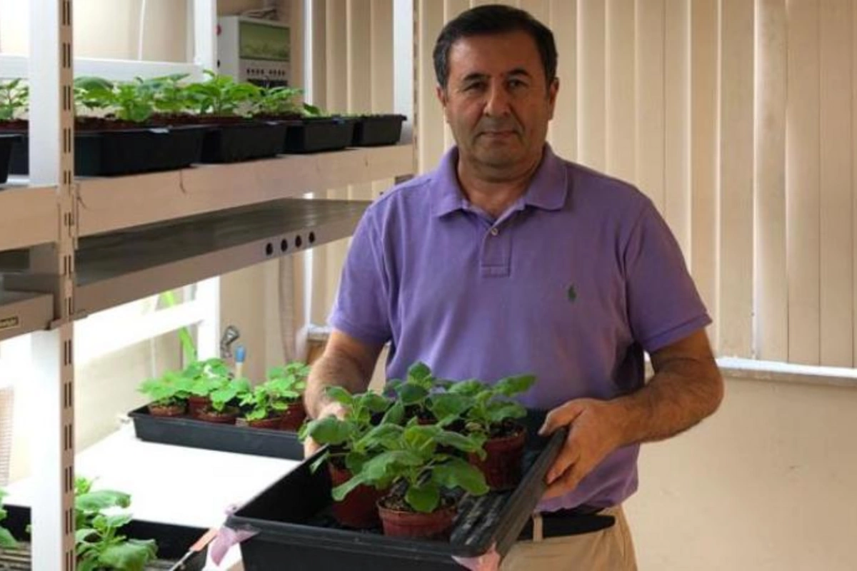 Azərbaycanlı alimin hazırladığı vaksin ÜST-ün siyahısına daxil edildi — FOTO
