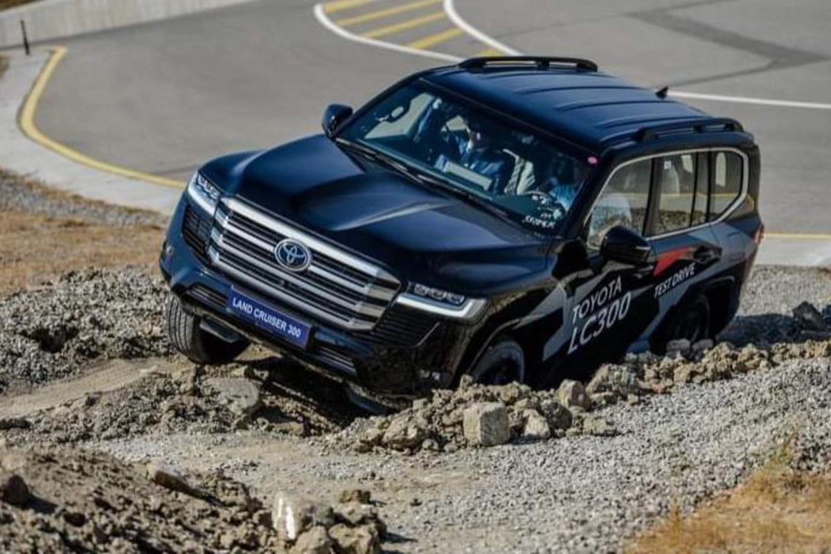 Bakıda Toyota”nın Land Cruiser 300 modelinin test-drayvı keçirilib — FOTOLAR
