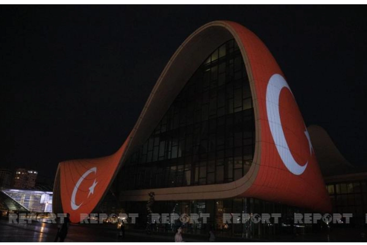 Heydər Əliyev Mərkəzinin üzərinə Türkiyənin bayrağı videoproyeksiya olundu — FOTO