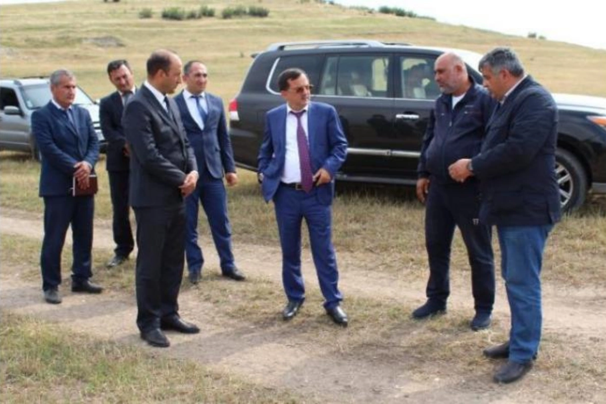 İcra başçısı bələdiyyə sədrini təhqir etdi — Hamının gözü qarşısında