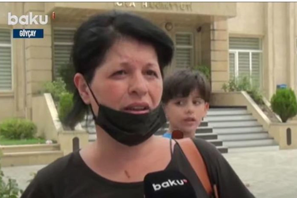 Həyat yoldaşının övladını öldürdüyünü iddia edən qadın parklarda yatır — VİDEO