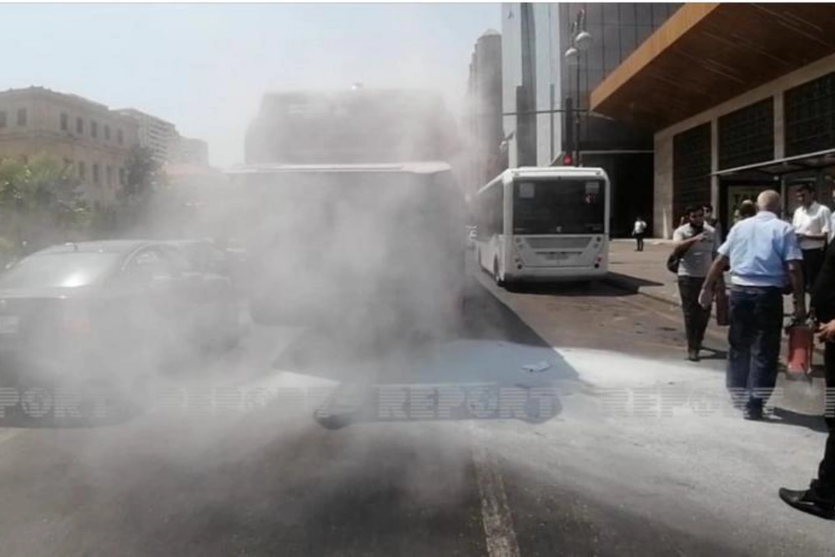 BakuBusun avtobusu yandı — Sərnişinlər təxliyyə edildi