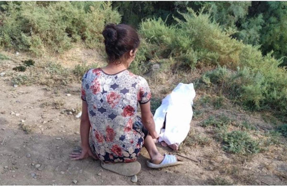 Döyülən qadın yaş yarımlıq körpəsini suda boğdu — FOTO
