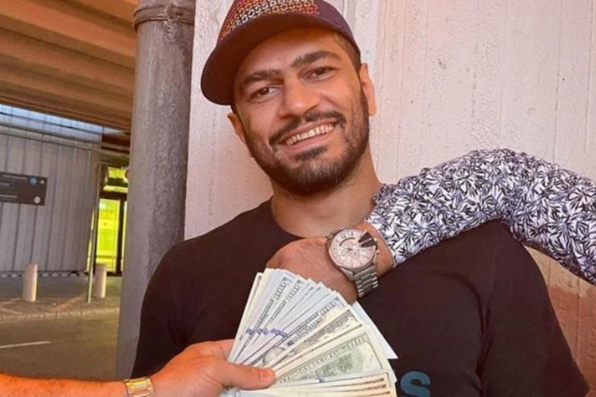 Dolları eyvandan səpələyən idmançı yığmaya qaytarıldı