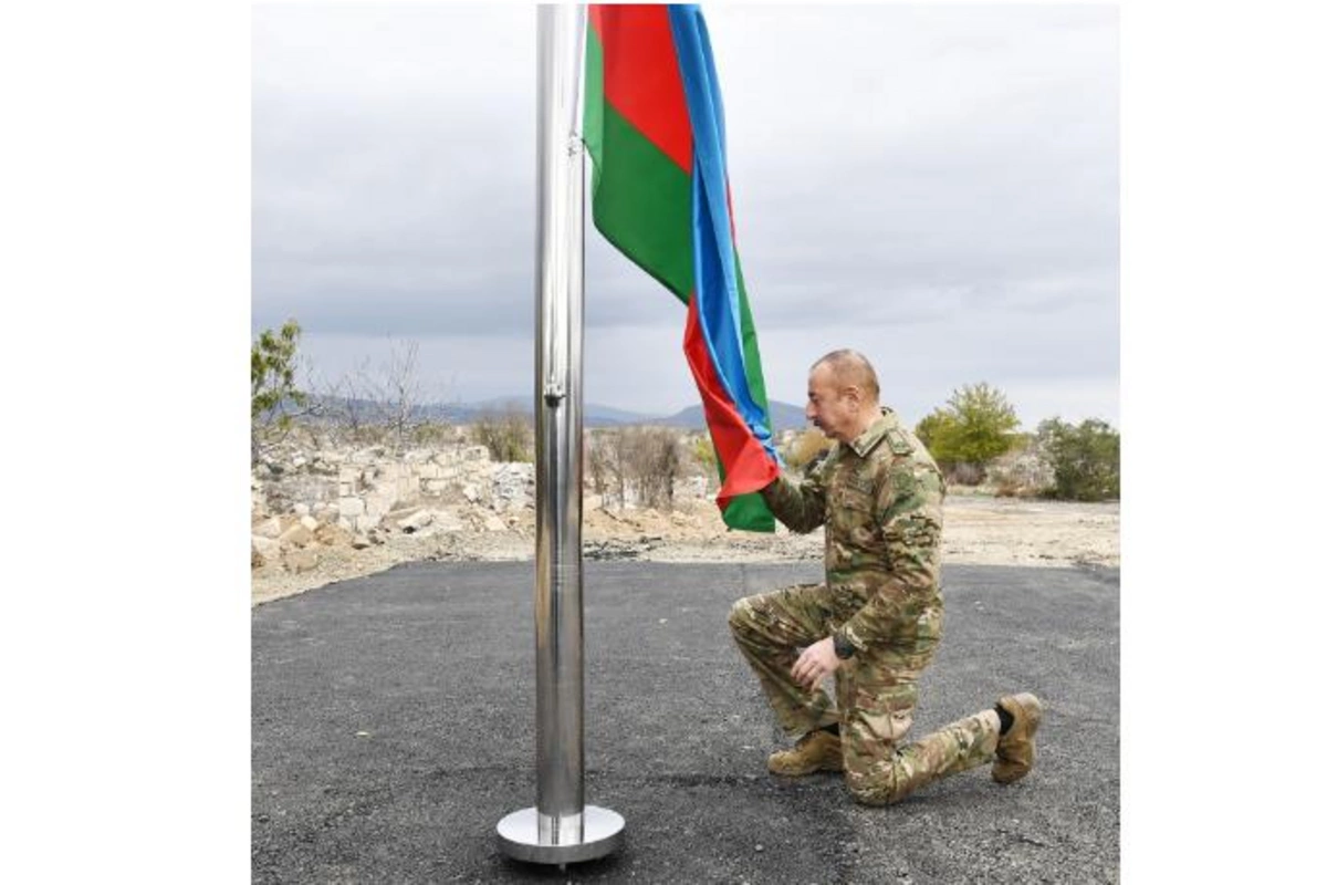 Prezident İlham Əliyev Kəlbəcərdə dövlət bayrağını ucaldıb