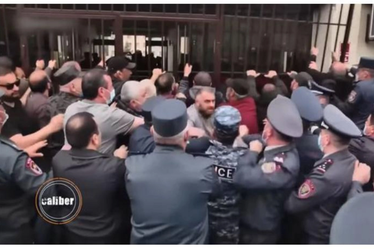 MN-dən izahat istəyən erməni valideyn: “Azərbaycan zabitinə müraciət etmək daha asandır” — VİDEO