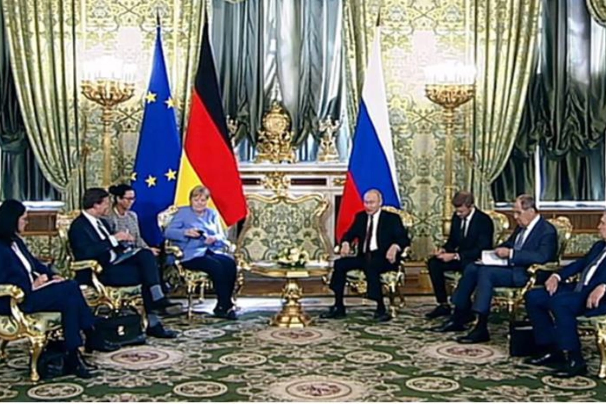 Putinlə görüşdə Merkelə zəng gəldi — VİDEO